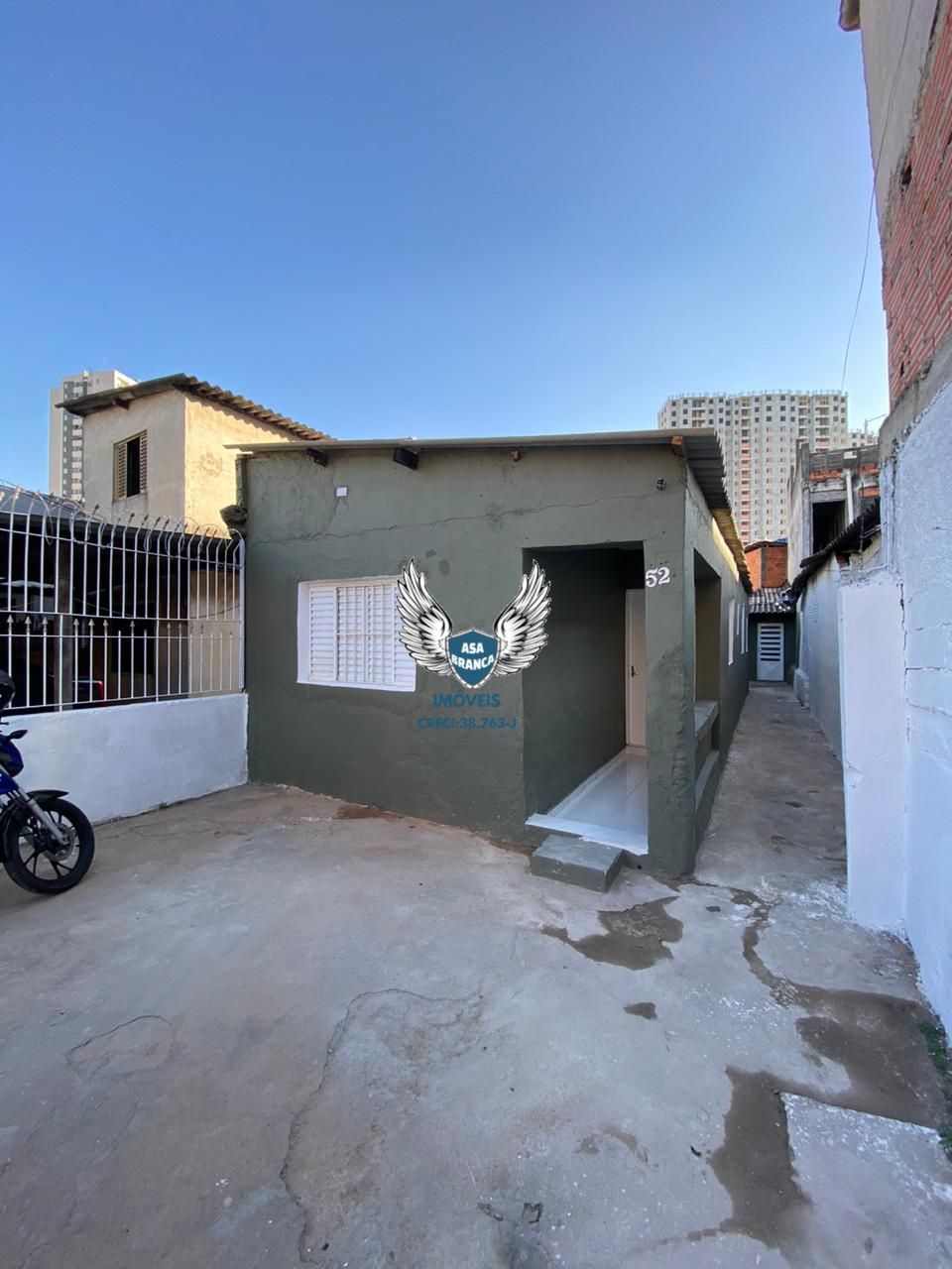 Casa térrea com edicula na cachoeirinha com 03 dormitórios, 02 vagas de garagem