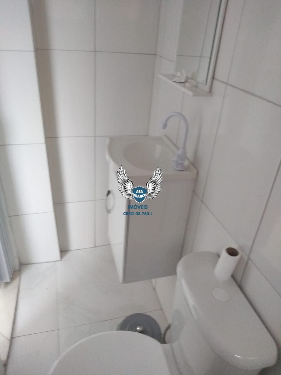 Conjunto com 03 casas sendo 01 sobrado de 4 quartos uma casa de 02 dormitórios