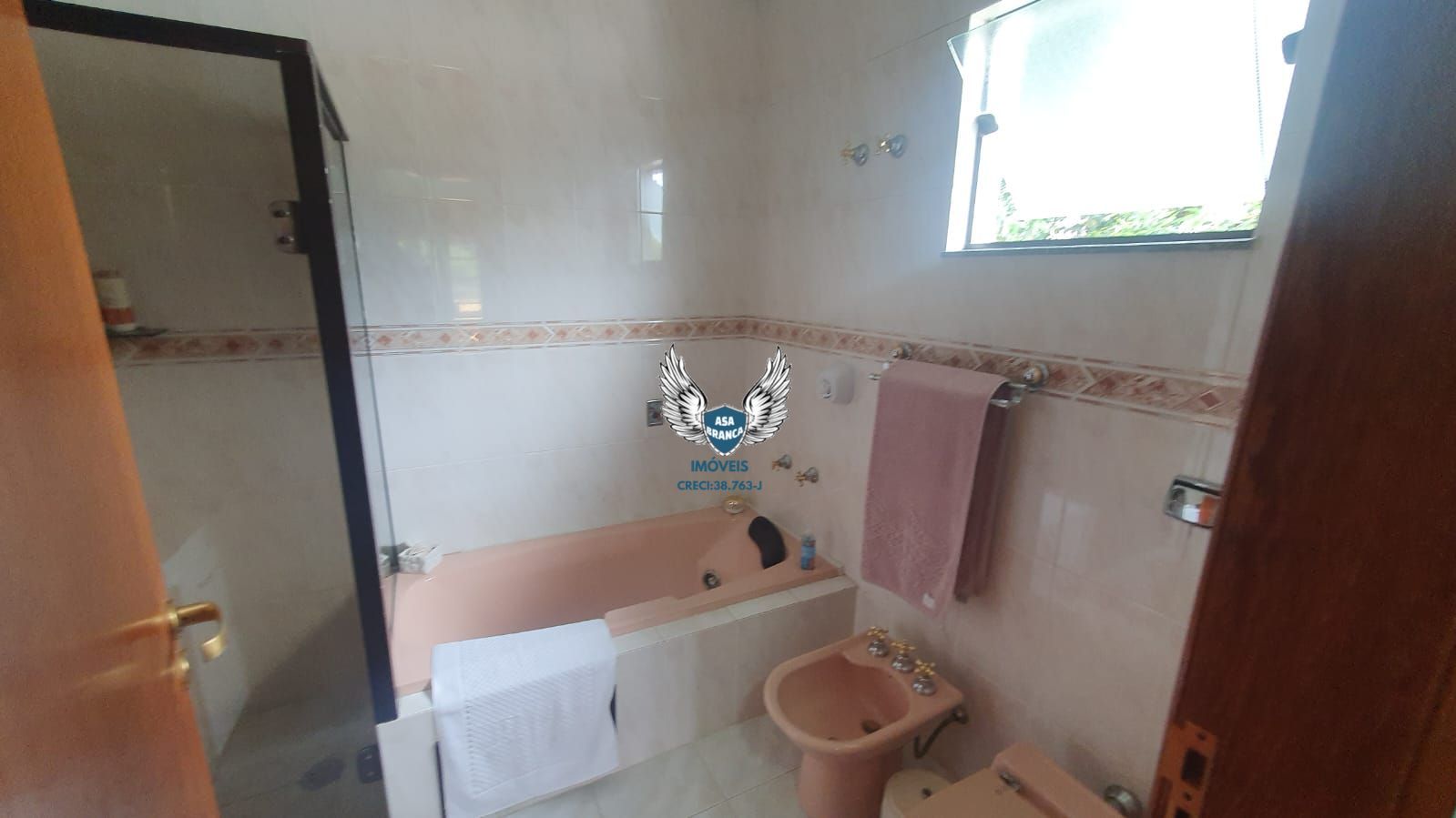 Sobrado 04 quartos sendo 03 suites , 05 vagas de garagem e piscina