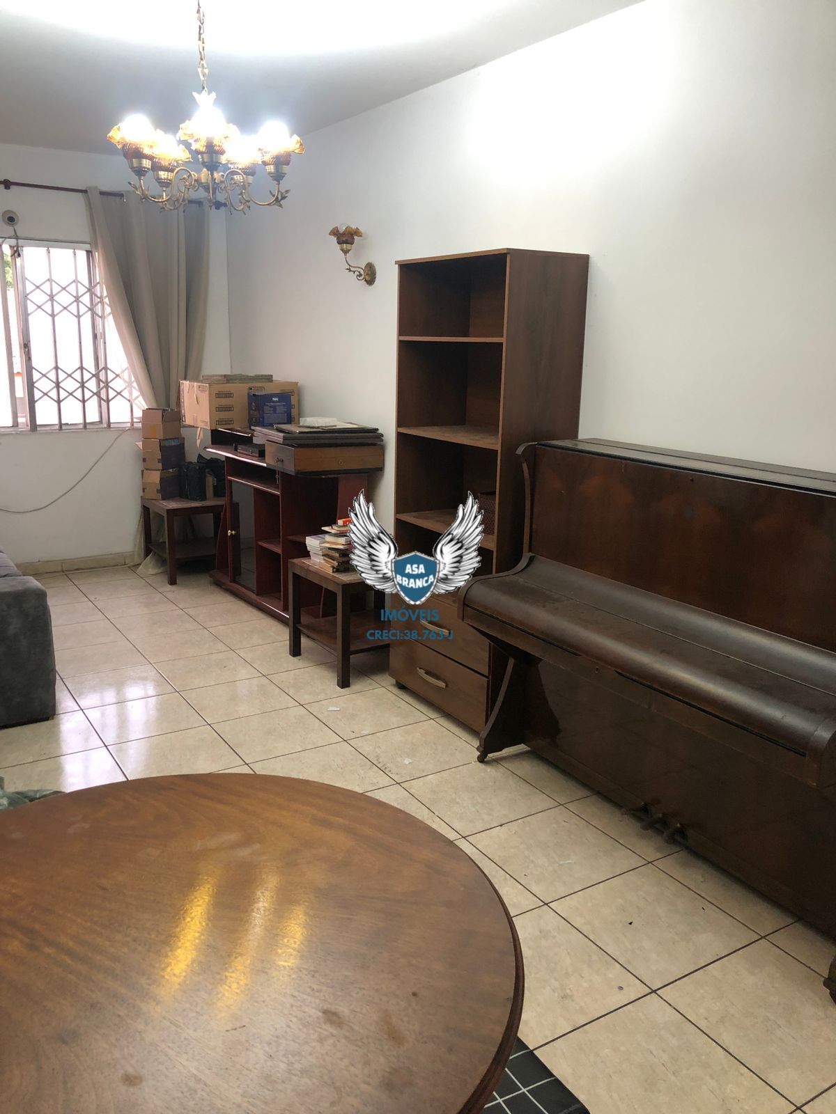 Apartamento com 02 dormitórios e 01 vaga de garagem, à 350 metros da parada ingl