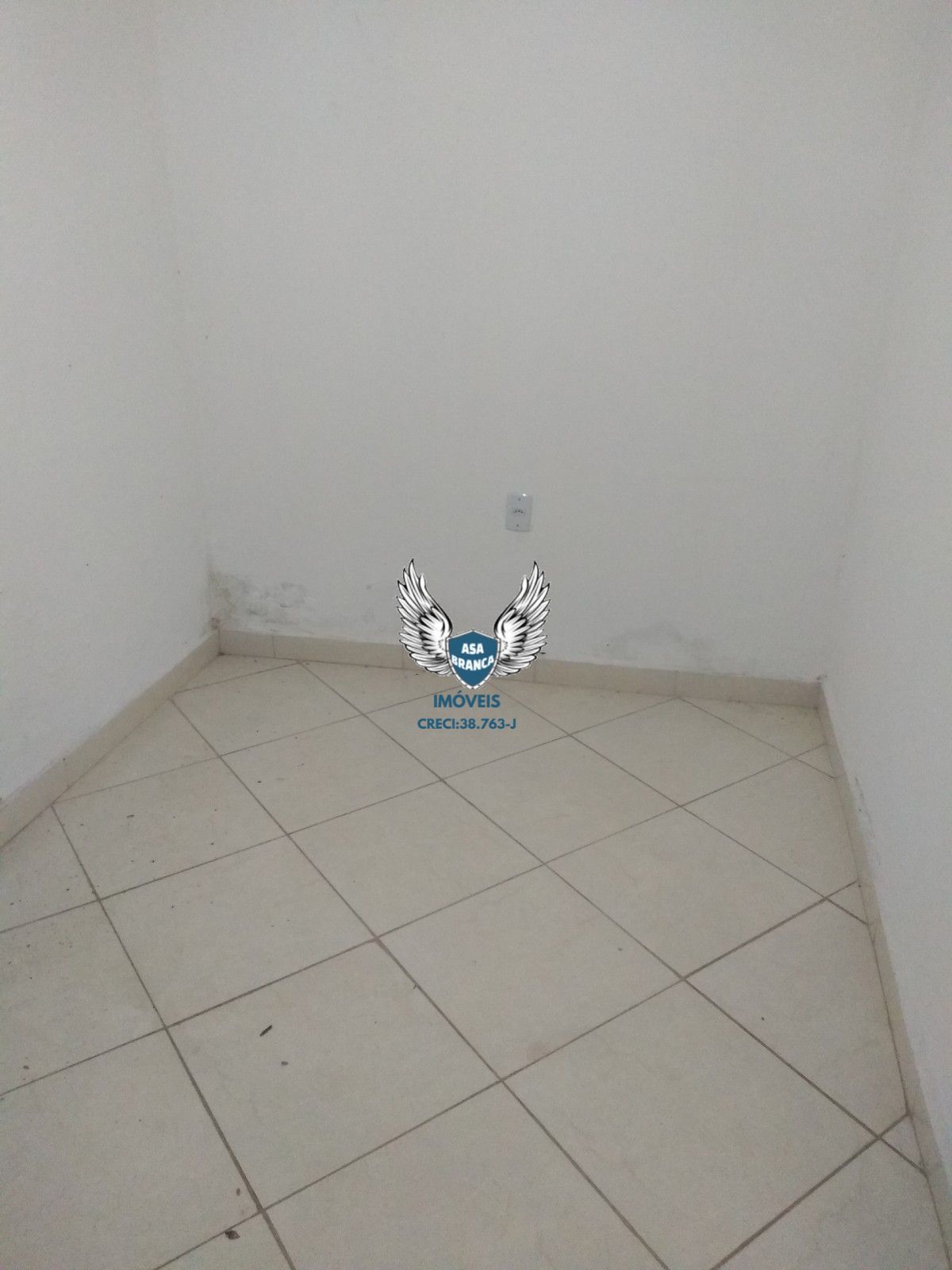 Conjunto com 03 casas sendo 01 sobrado de 4 quartos uma casa