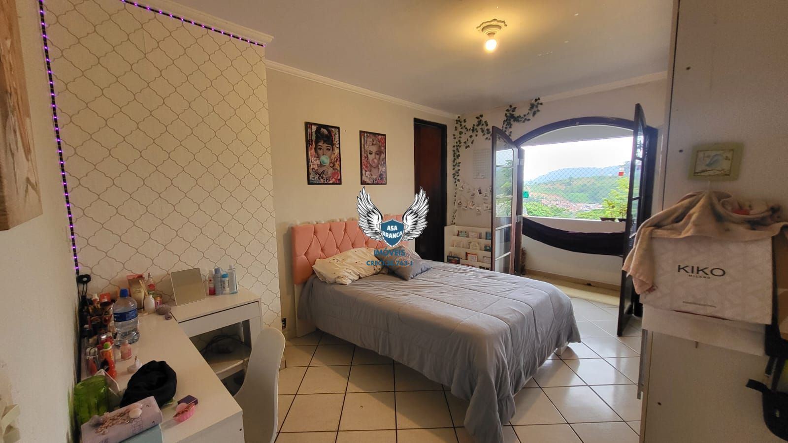 Sobrado com 03 dormitórios, sendo 02 suites e 02 vagas de ga