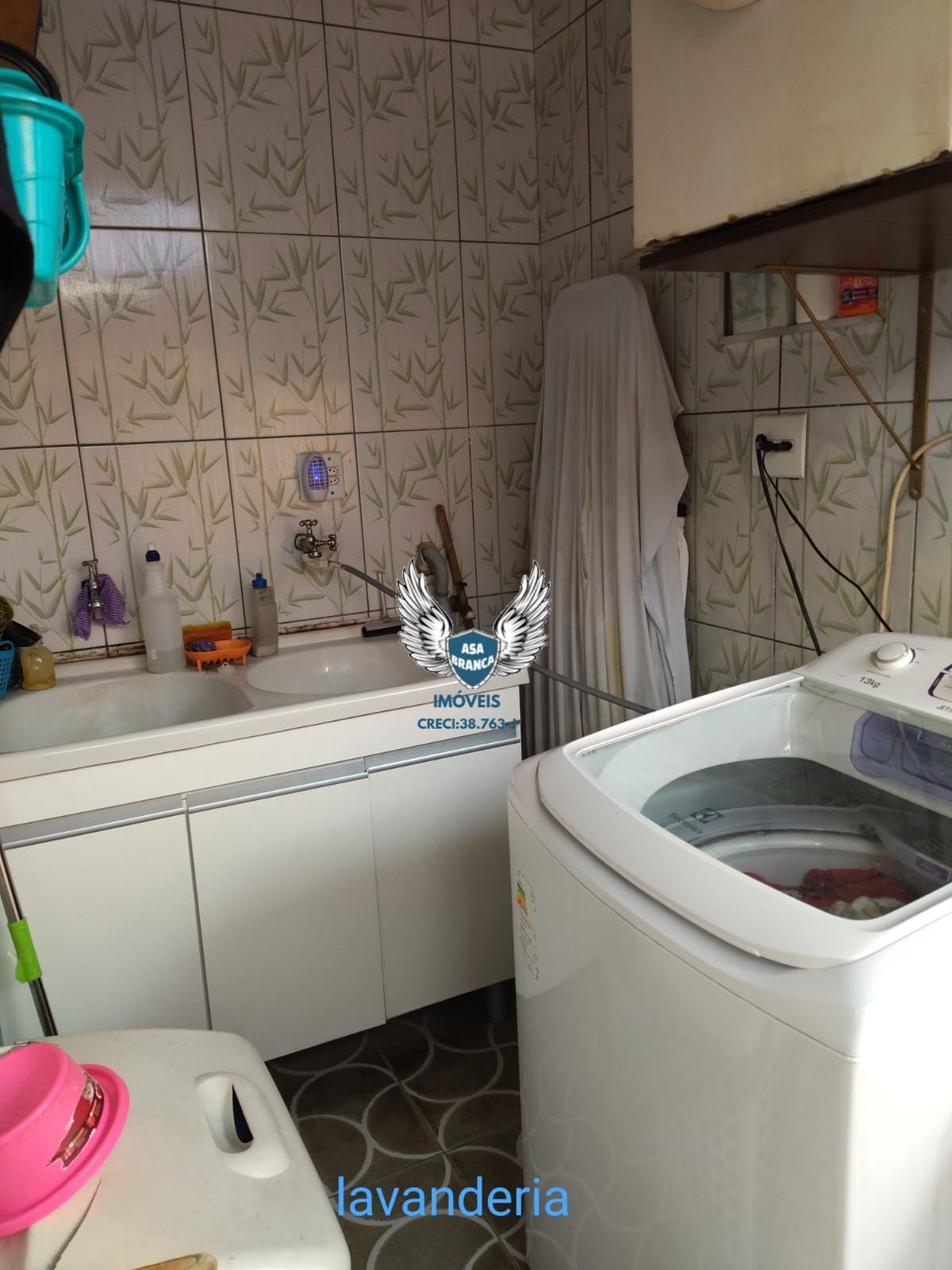 Sobrado de 04 dormitórios sendo 01 suíte e 02 vagas de garag
