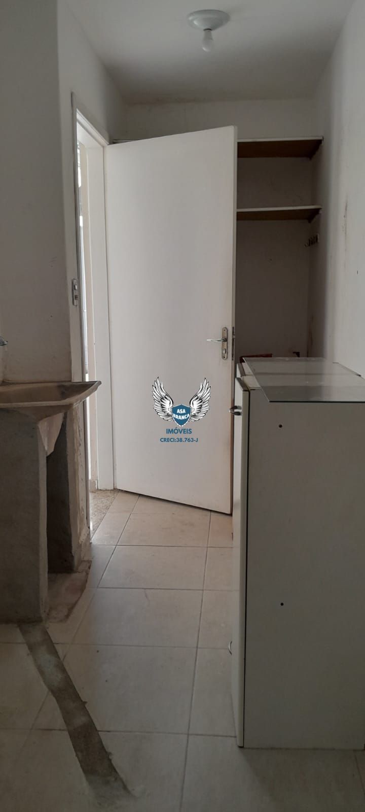 Casa térrea com 03 dormitórios sendo 01 suíte e 03 vagas de garagem