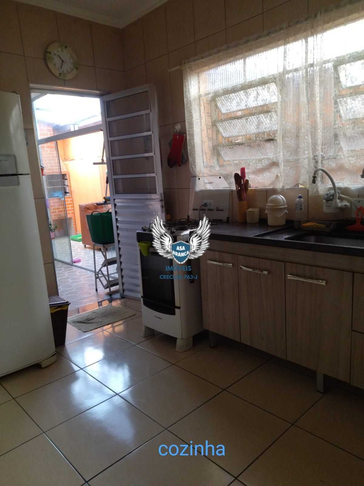 Sobrado de 04 dormitórios sendo 01 suíte e 02 vagas de garagem