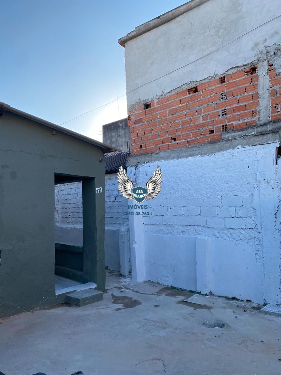 Casa térrea com edicula na cachoeirinha com 03 dormitórios, 02 vagas de garagem