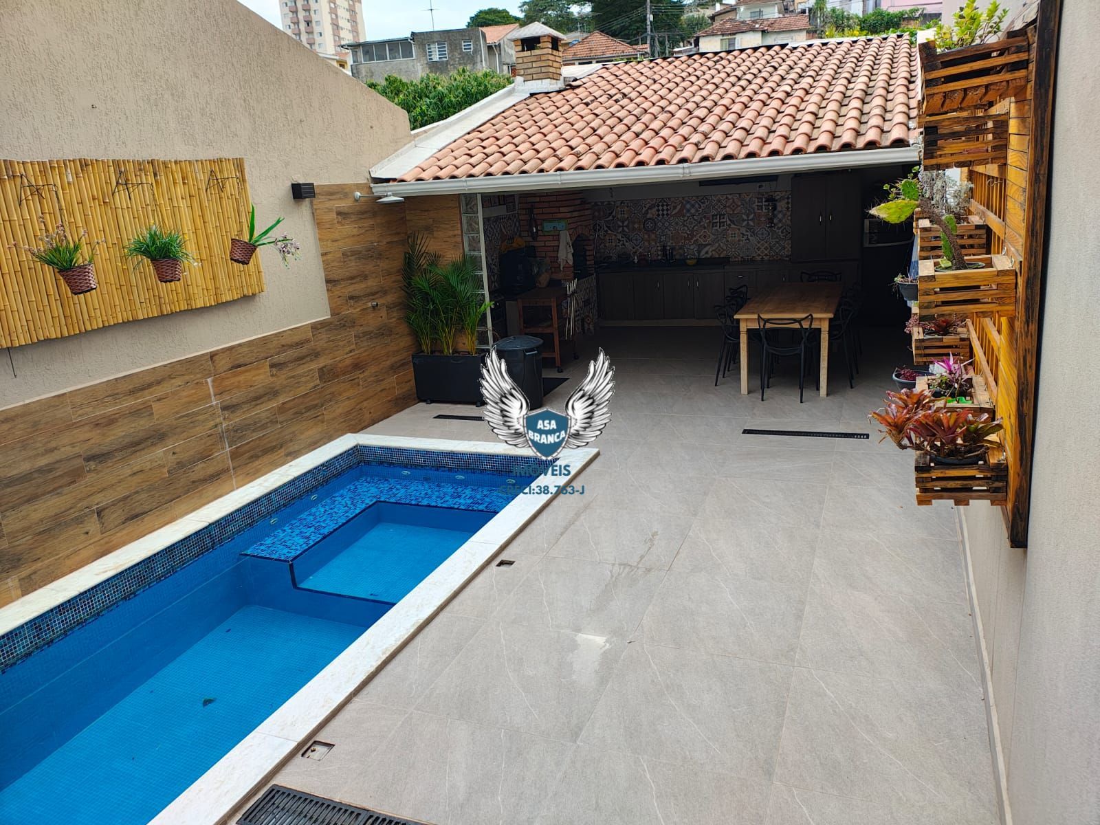 Sobrado no mandaqui com piscina e 03 dormitórios sendo 02 suítes e 02 vagas de g