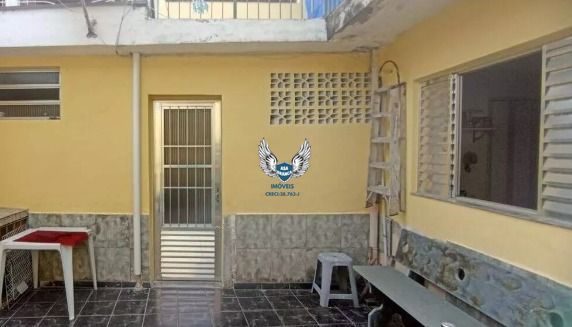Casa térrea, com com 04 dormitórios e 03 vagas de garagem e uma edícula