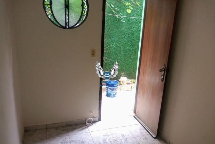 Sobrado no bairro santa terezinha possui 04 suítes, 02 vagas de garagem.