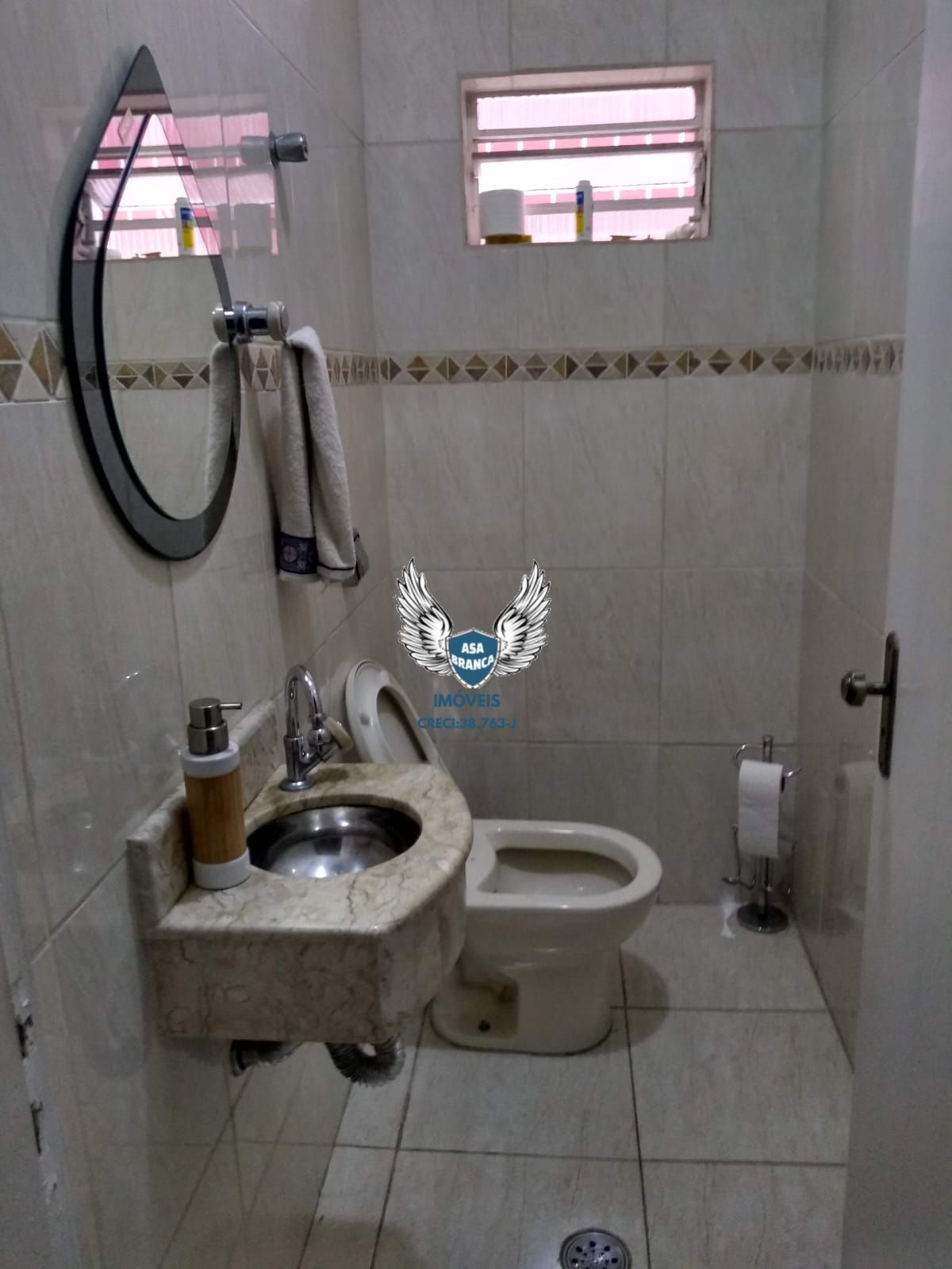 Sobrado com 03 dormitórios sendo 01 suíte e garagem para 05 