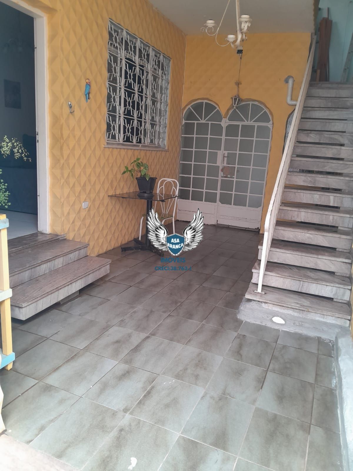 Casa térrea nos fundos na agua fria com 03 dormitórios e sem vaga de garagem
