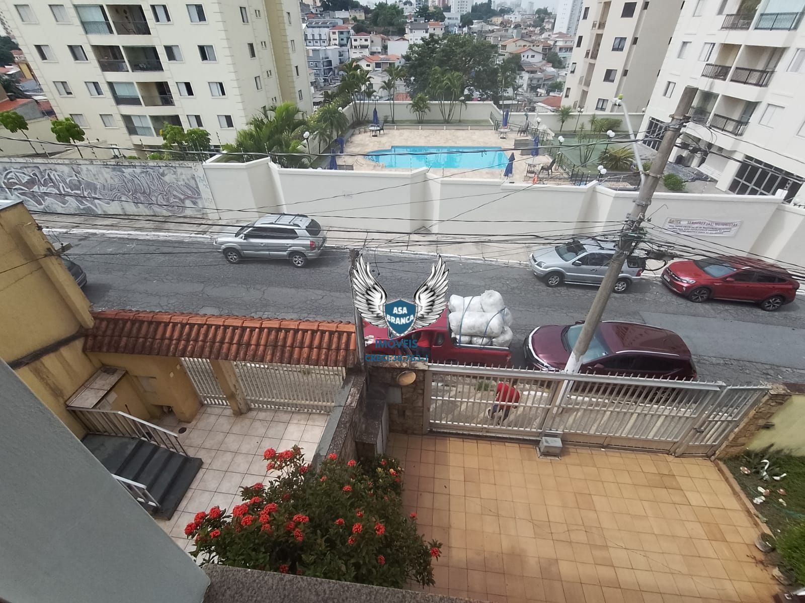 Excelente sobrado com 03 dormitórios, 01 suíte, garagem espaçosa , imóvel semi-m