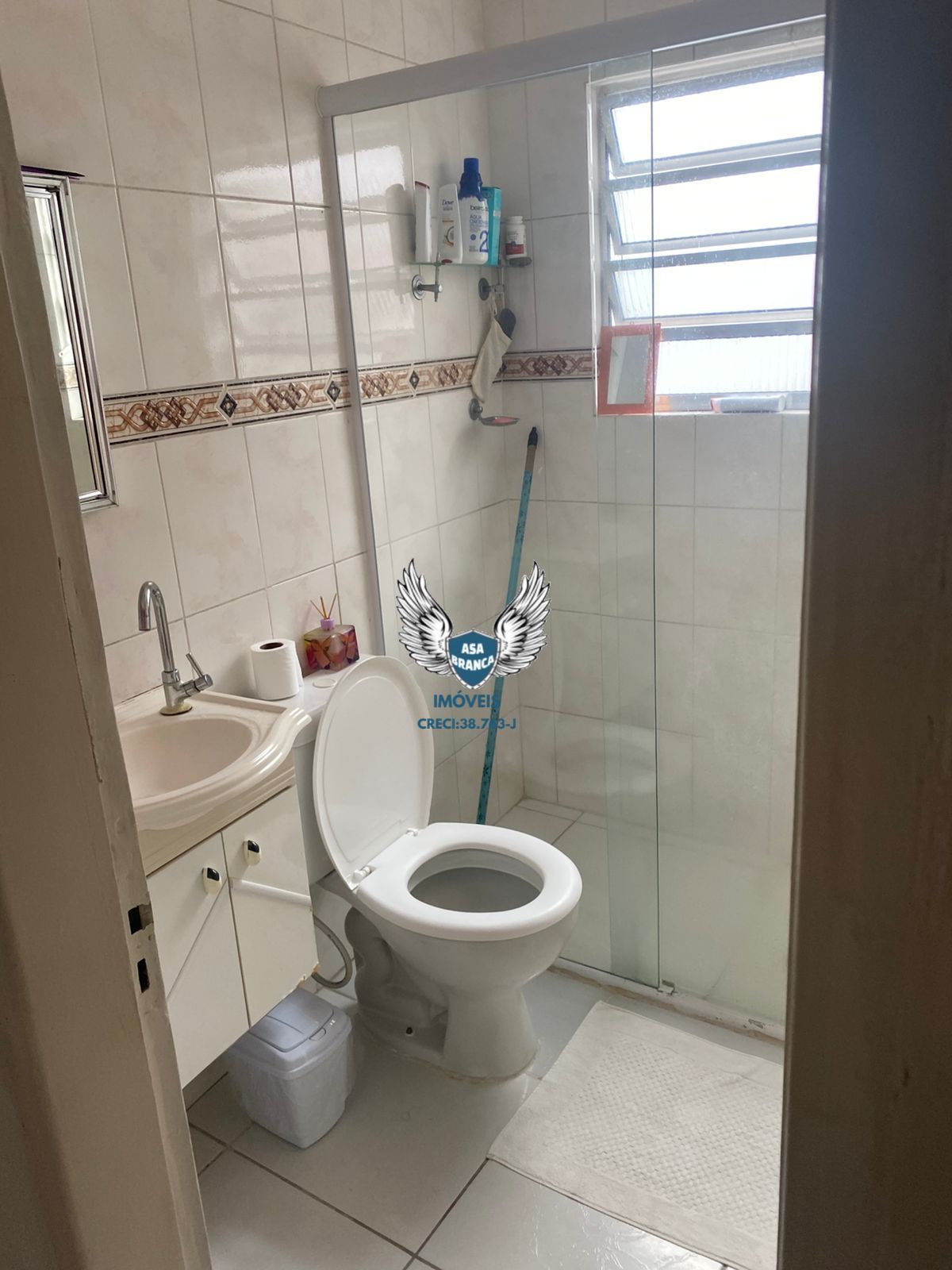 Sobrado com 03 dormitórios e 01 vaga de garagem