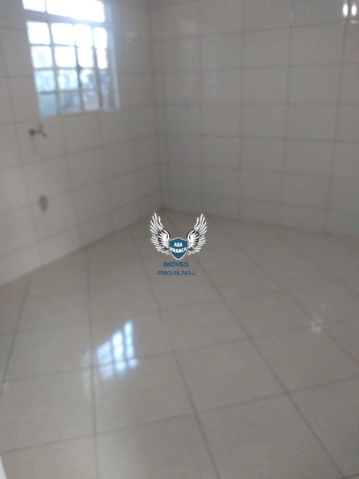 Conjunto com 03 casas sendo 01 sobrado de 4 quartos uma casa