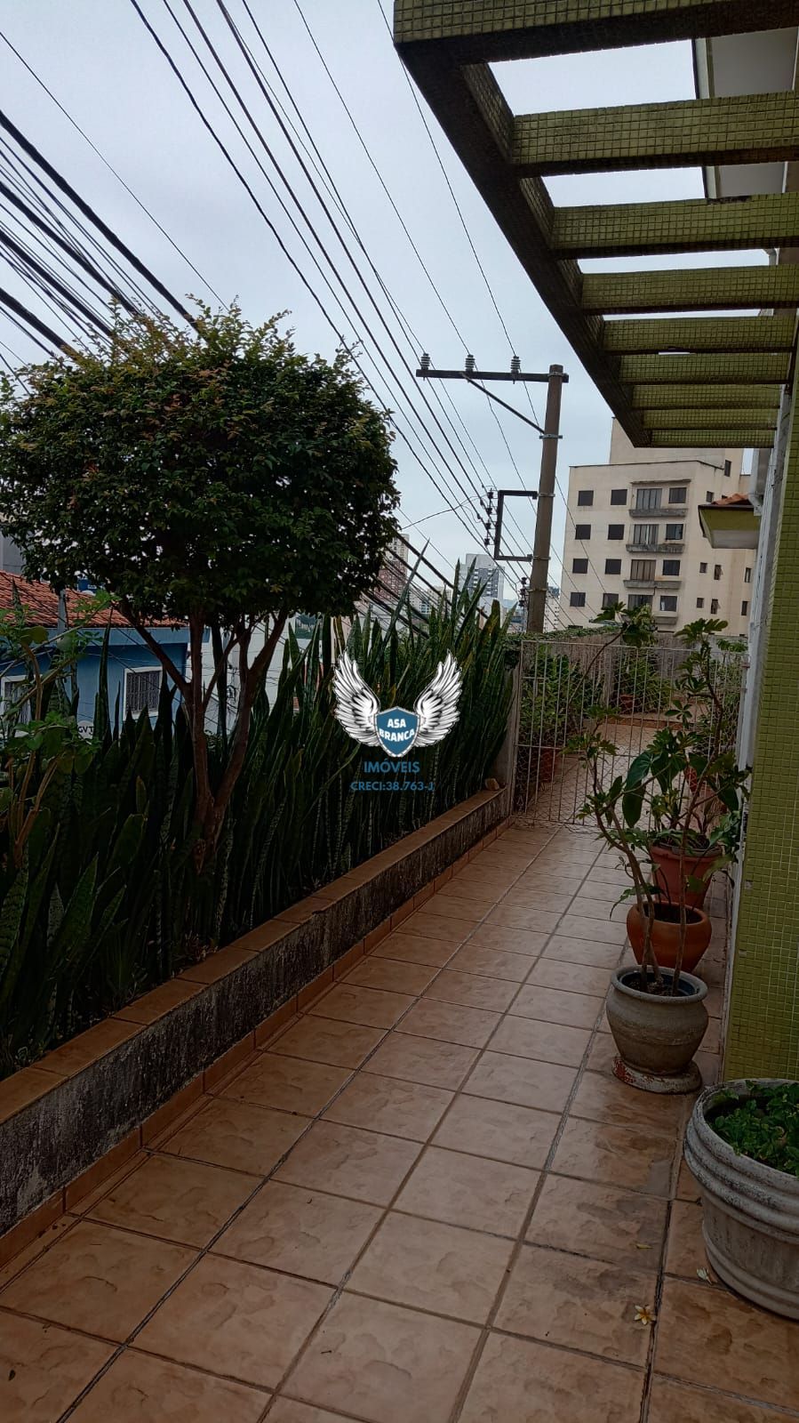 Sobrado com 03 dormitórios mais 01 edícula e 02 vagas de garagem (excelente par