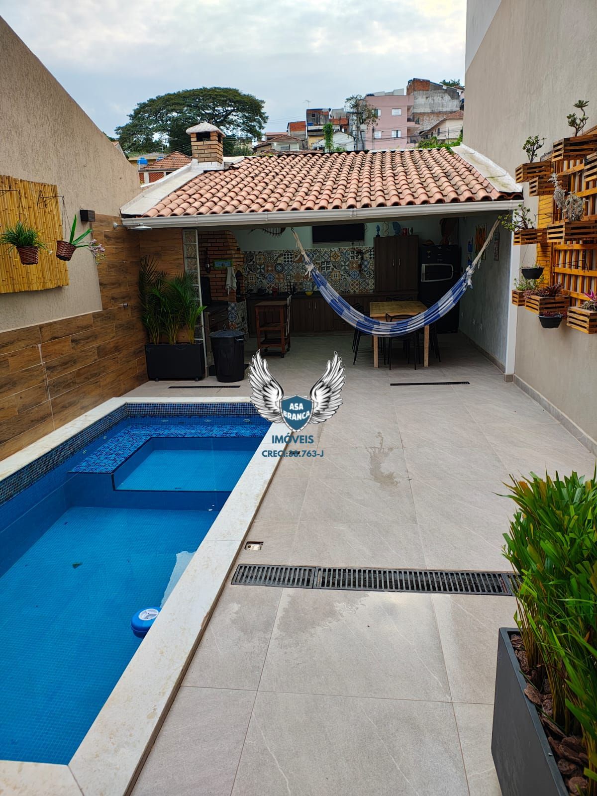 Sobrado no mandaqui com piscina e 03 dormitórios sendo 02 suítes e 02 vagas de g