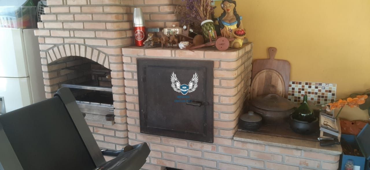 Casa térrea no horto florestal com 02 dormitórios sendo 01 suíte
