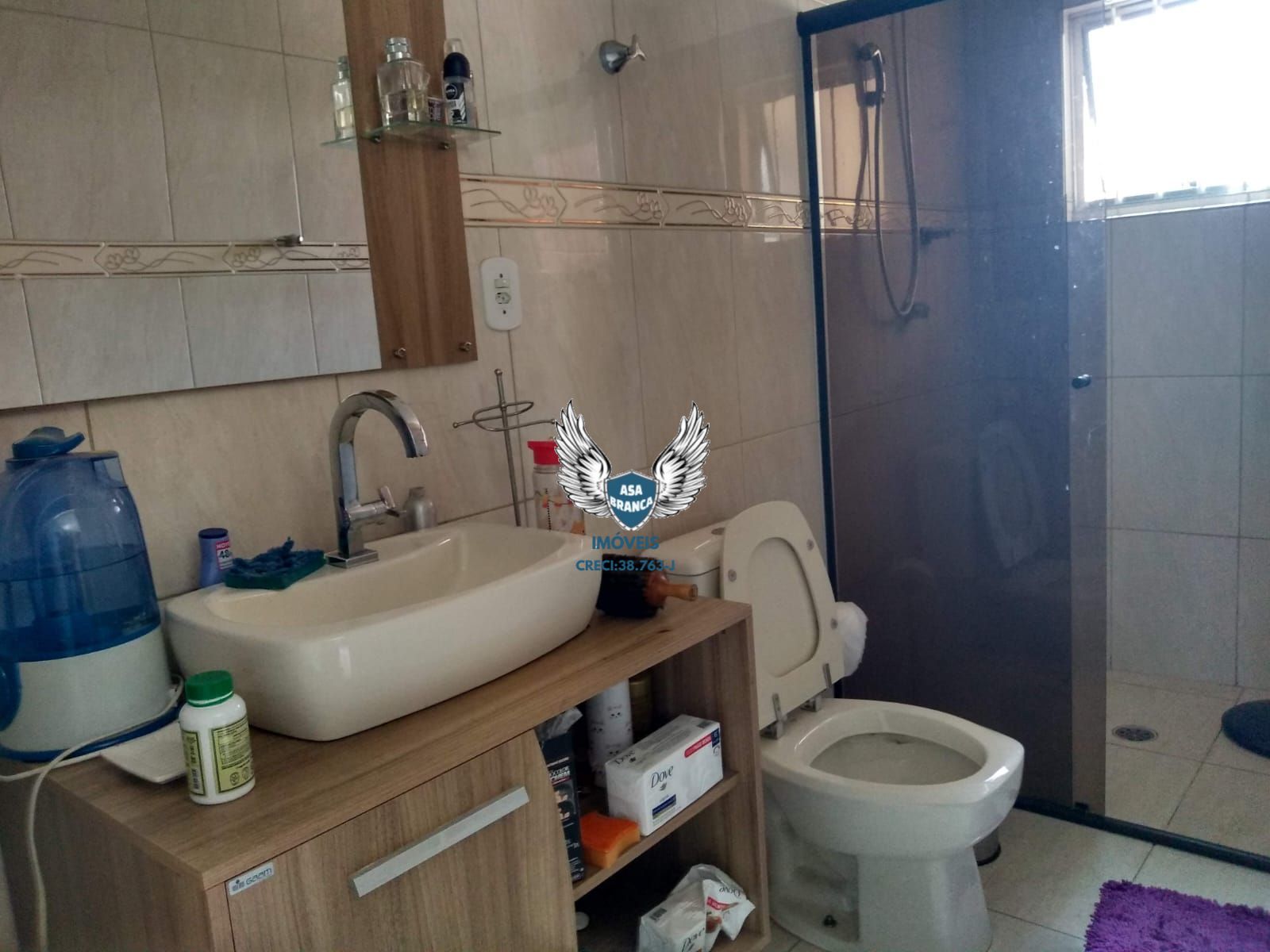 Sobrado com 03 dormitórios sendo 01 suíte e garagem para 05 vagas