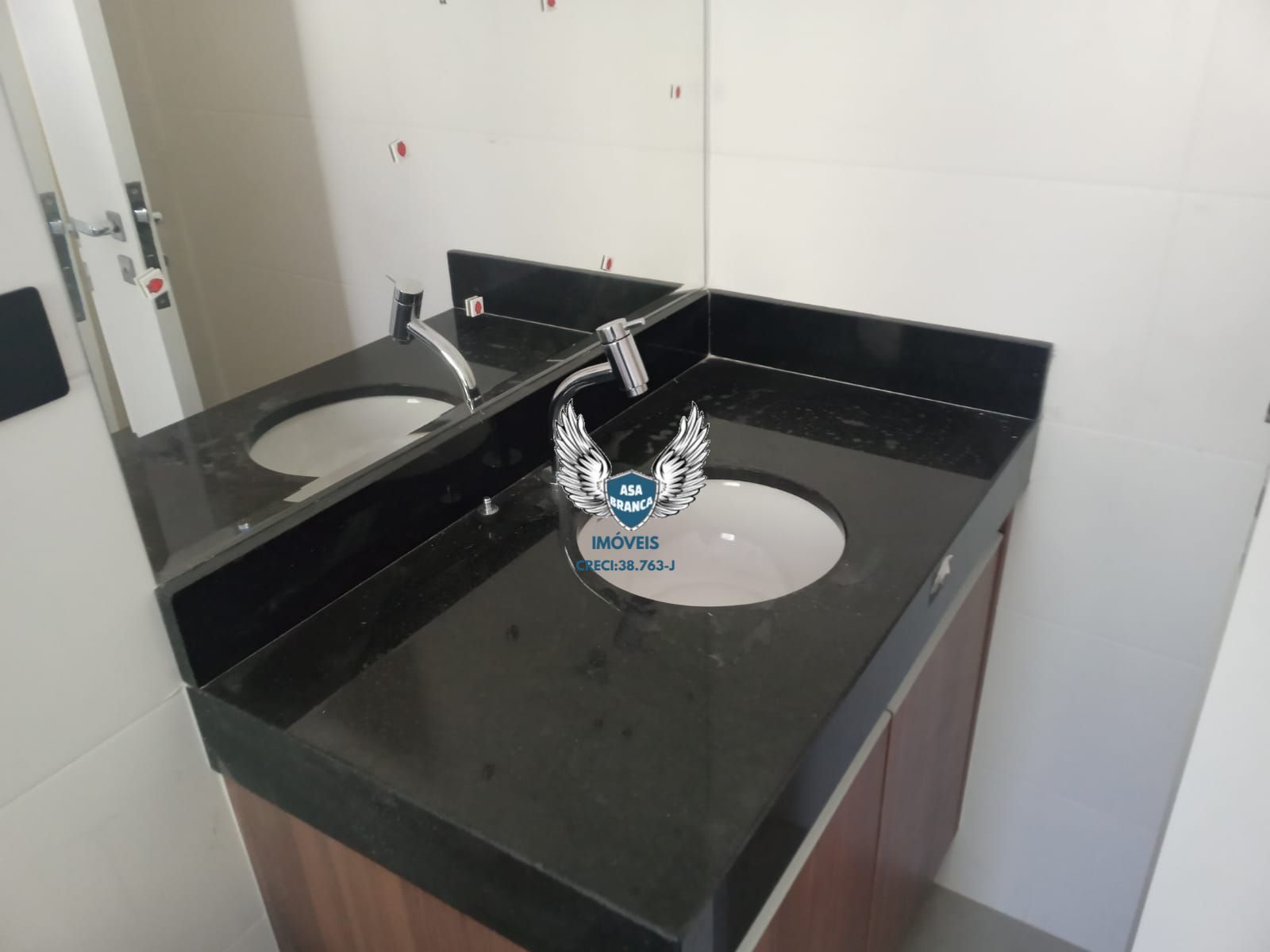 Sobrado no mandaqui com 03 dormitórios , sendo as 03 suítes e 05 vagas de garage