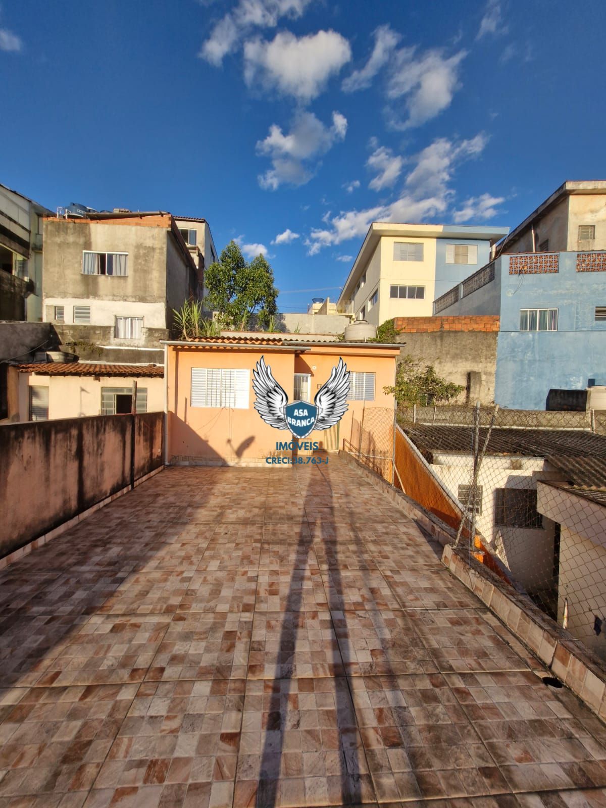 Sobrado no jaraguá com 03 dormitórios e 02 vagas de garagem