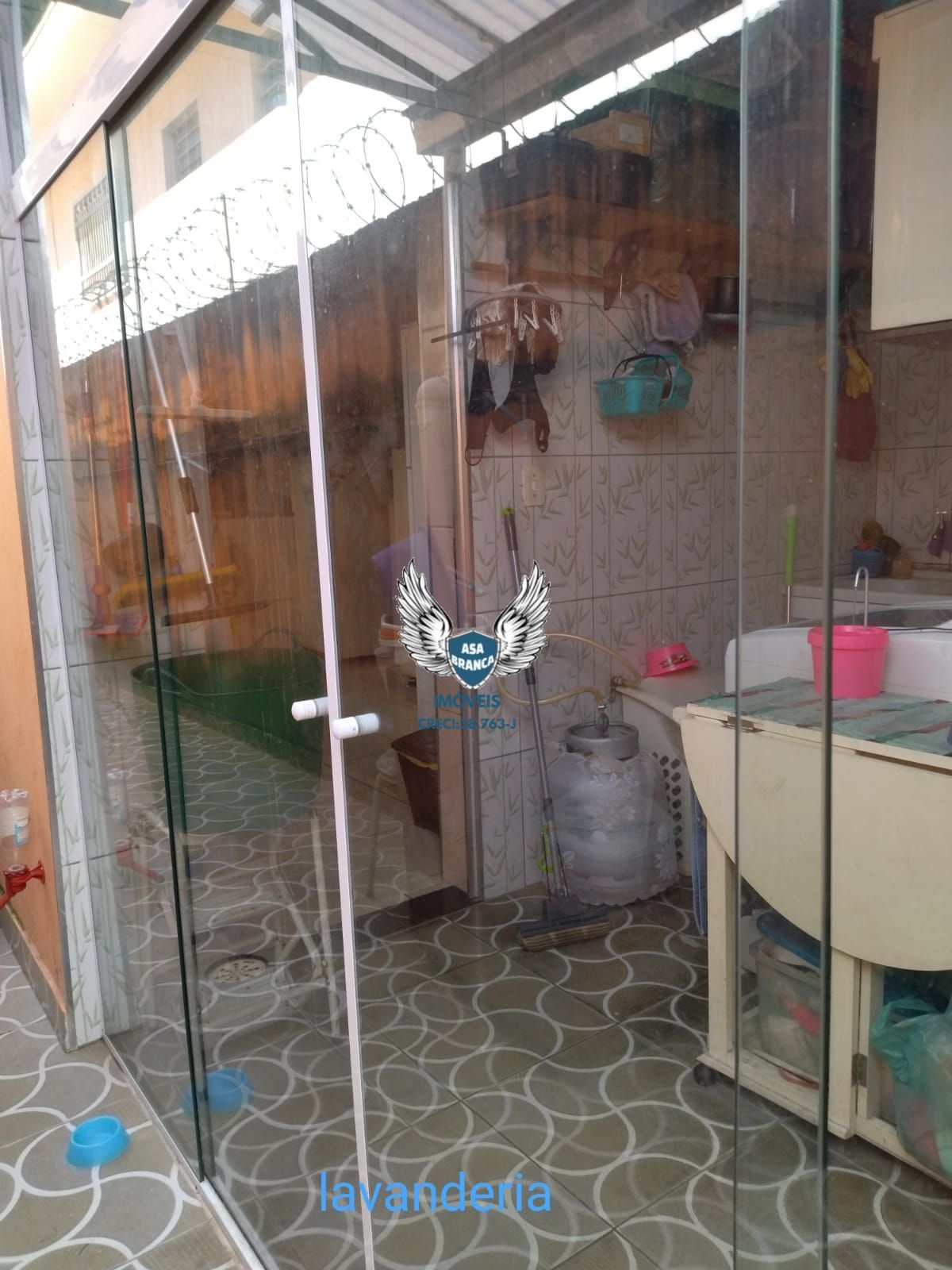 Sobrado de 04 dormitórios sendo 01 suíte e 02 vagas de garag