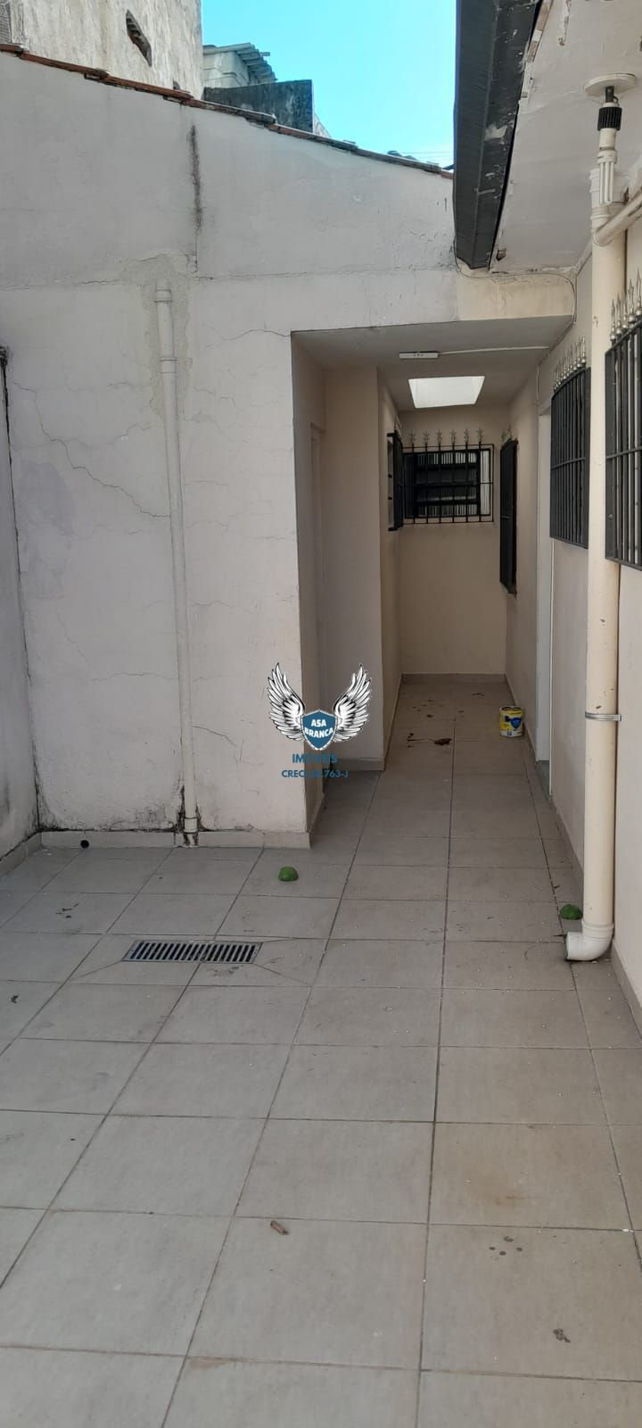 Casa térrea com 03 dormitórios sendo 01 suíte e 03 vagas de garagem