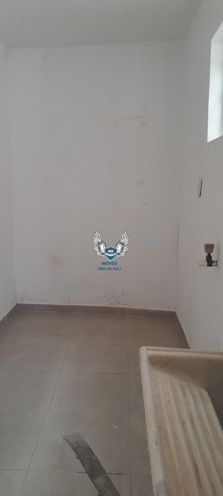Casa térrea com 03 dormitórios sendo 01 suíte e 03 vagas de 
