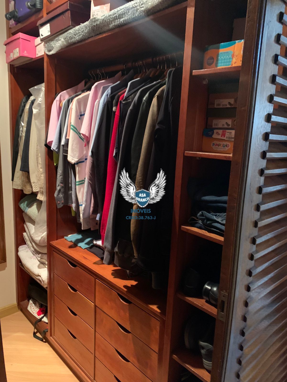 Apartamento com 04 dormitórios sendo 03 suítes e 03 vagas de garagem, próximo ao