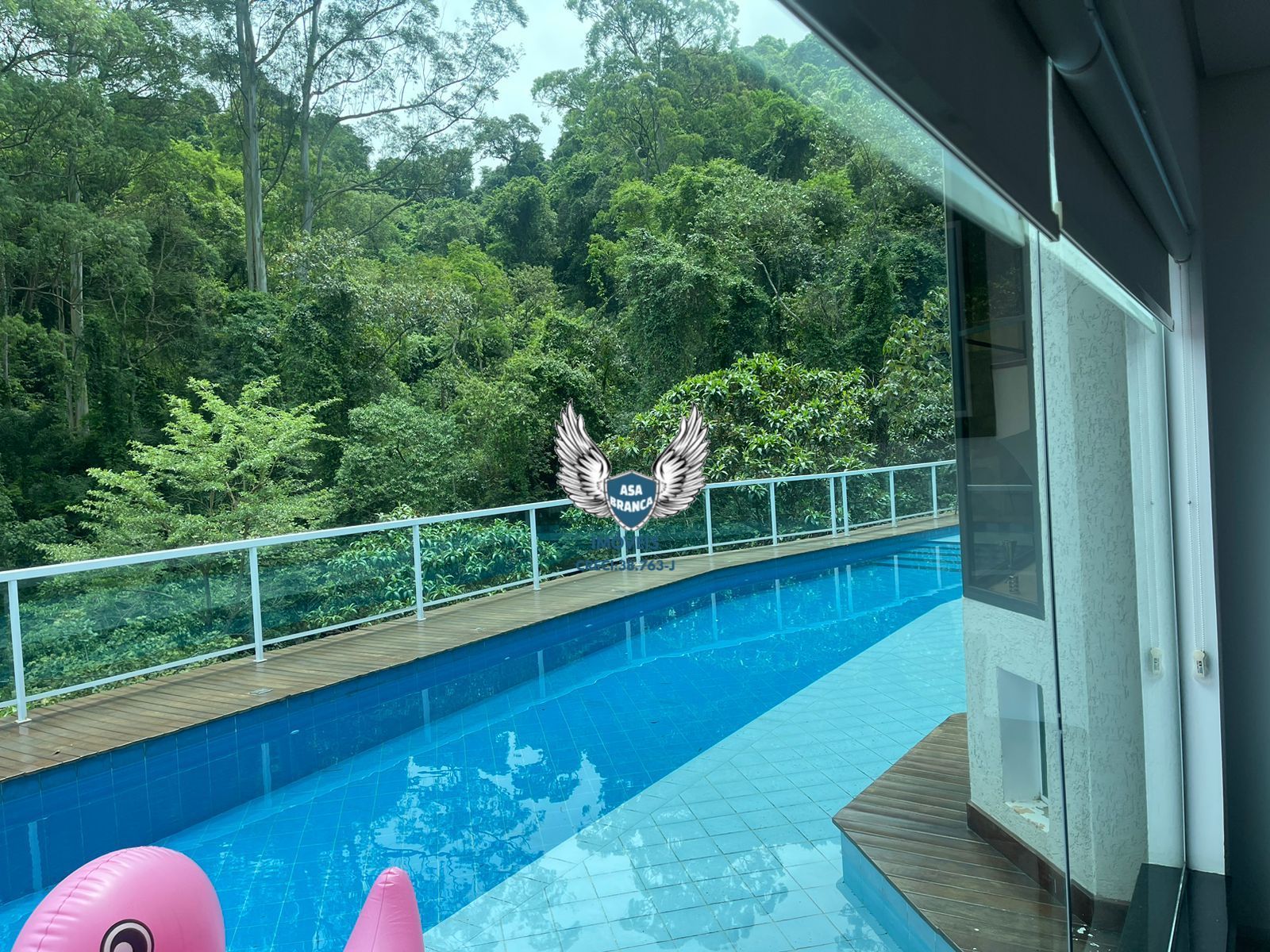 Casa em condomínio fechado com 03 dormitórios sendo 02 suítes e piscina privati