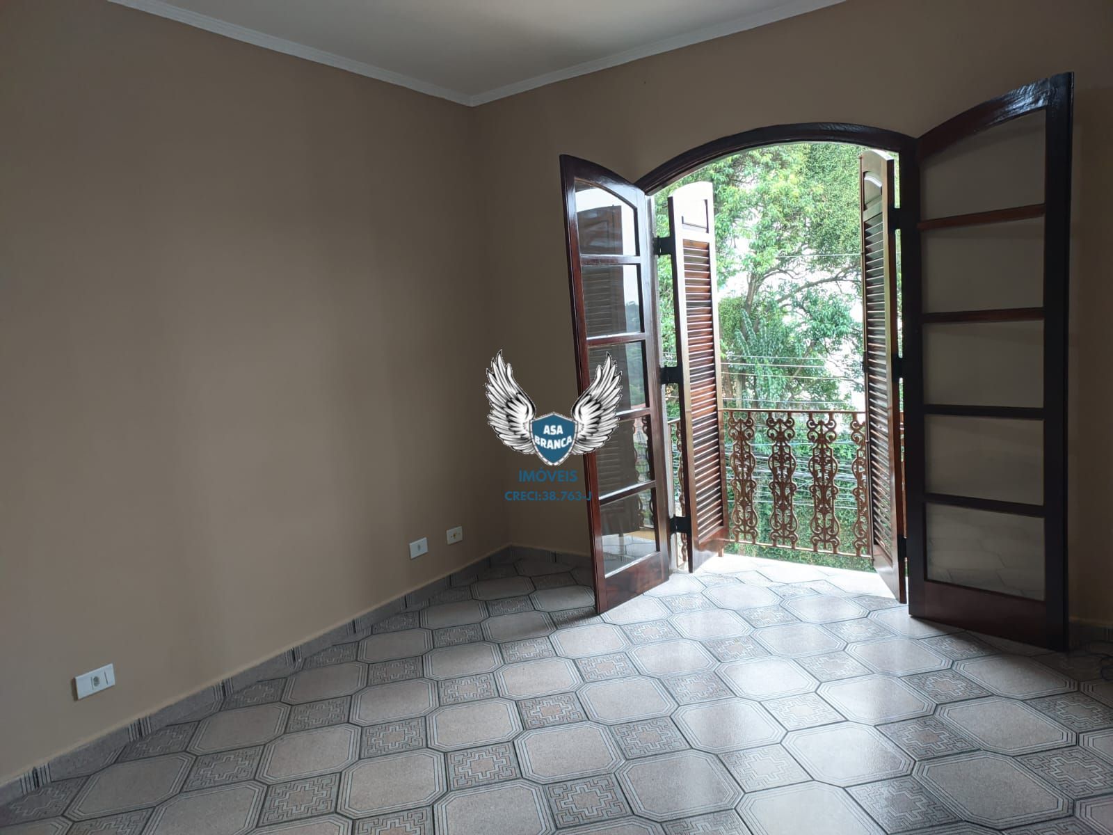 Sobrado na vila mazzei 03 dormitórios sendo 01 suíte e 04 vagas de garagem , à 8