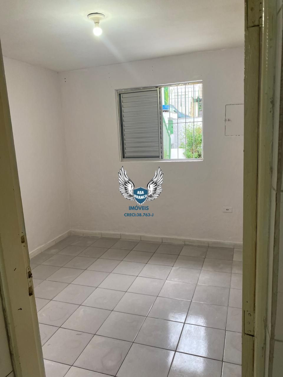 Sobrado com 03 dormitórios e 01 vaga de garagem