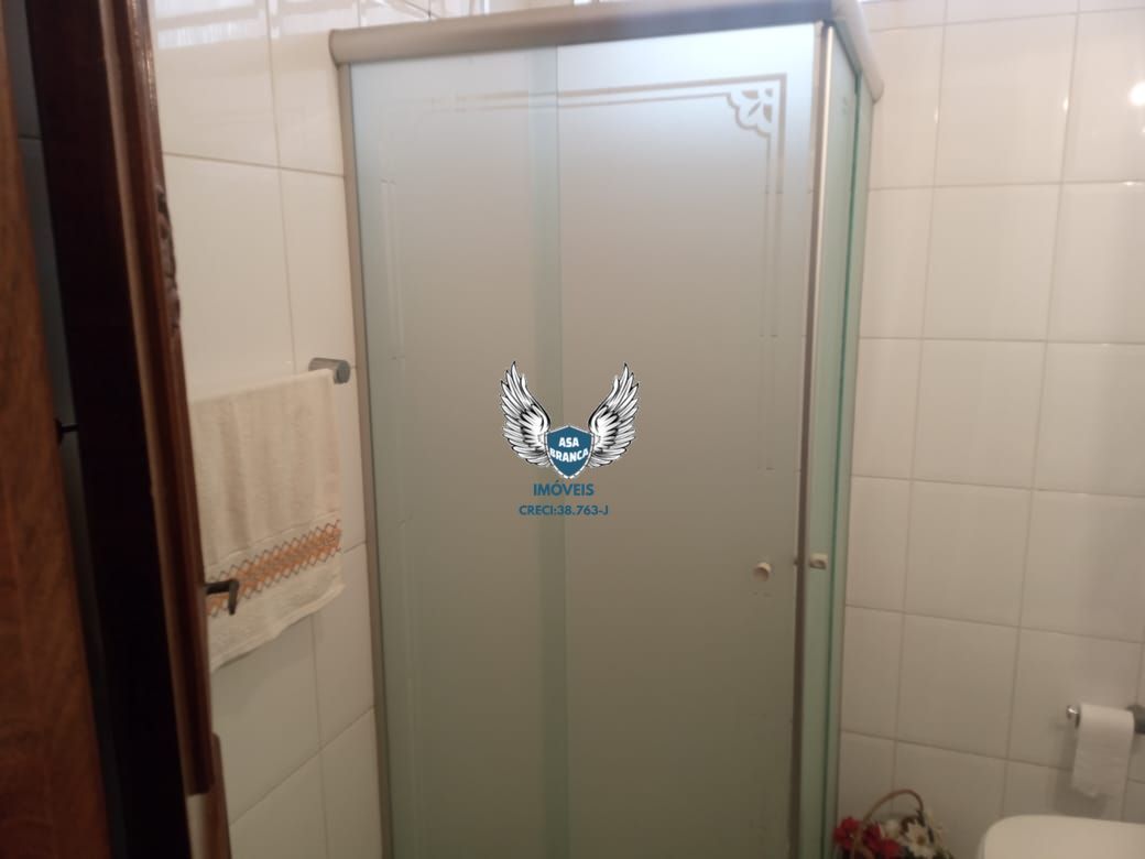 Casa térrea no jardim frança com 03 dormitórios sendo 01 suíte e 04 vagas de ga