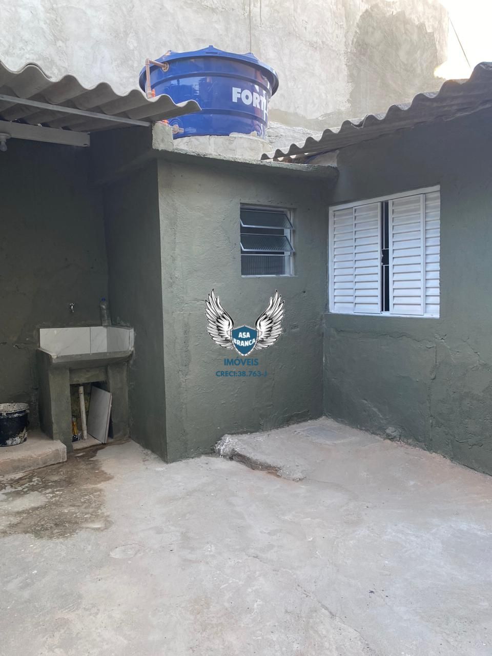 Casa térrea com edicula na cachoeirinha com 03 dormitórios, 02 vagas de garagem