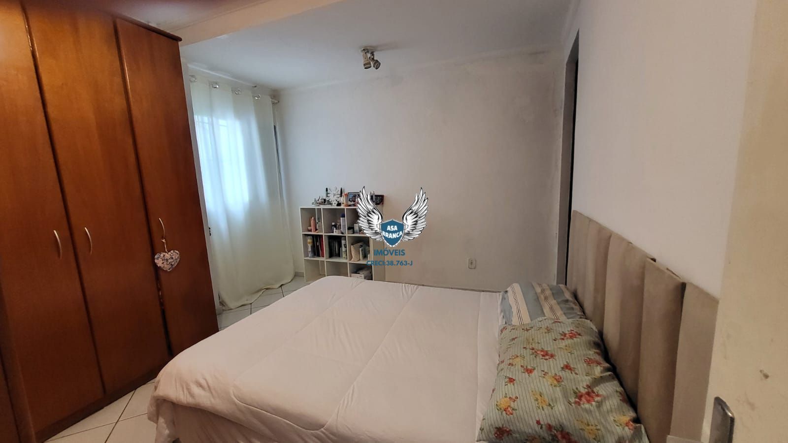 Sobrado com 03 dormitórios, sendo 02 suites e 02 vagas de ga