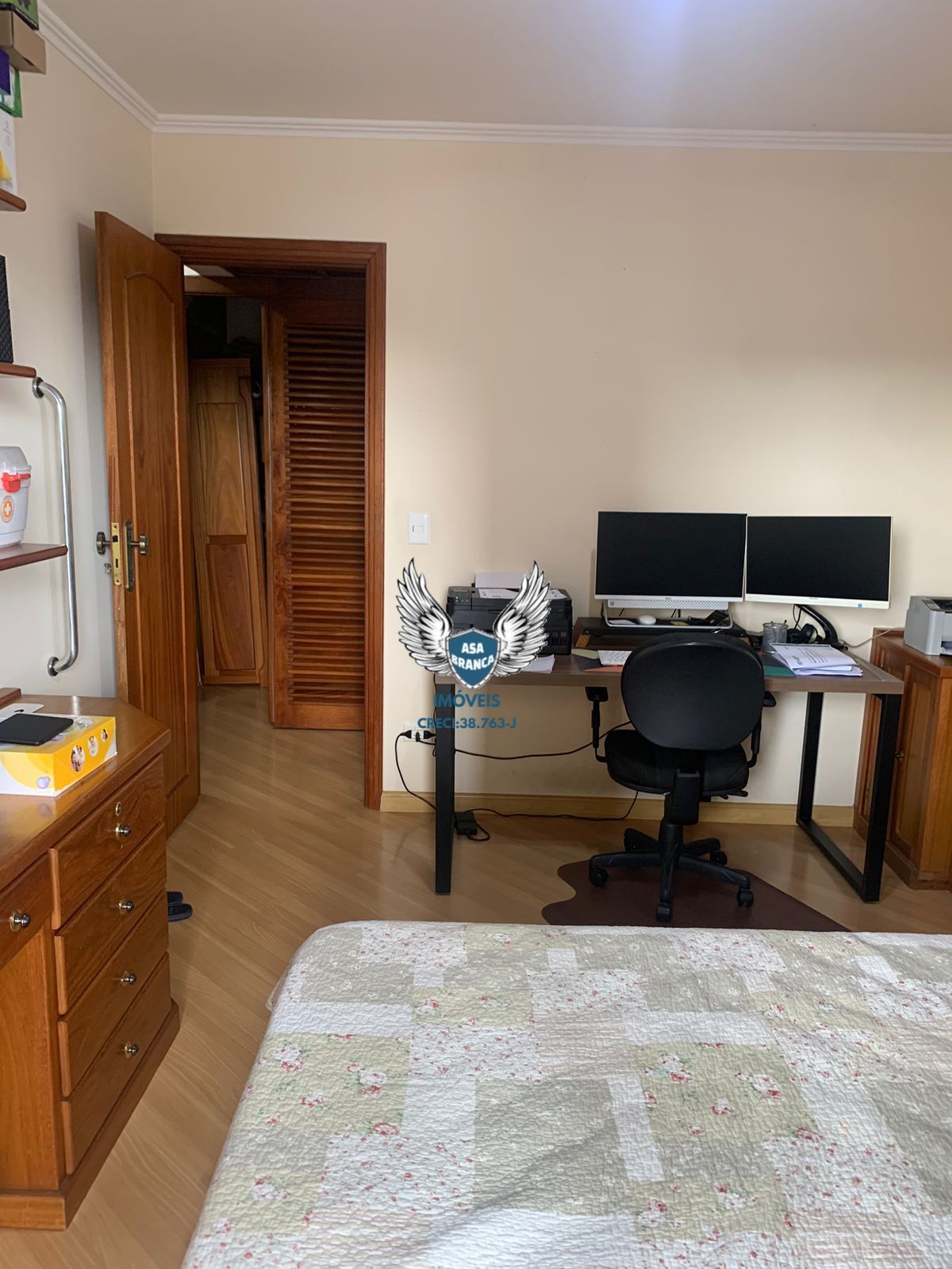 Apartamento com 04 dormitórios sendo 03 suítes e 03 vagas de garagem, próximo ao