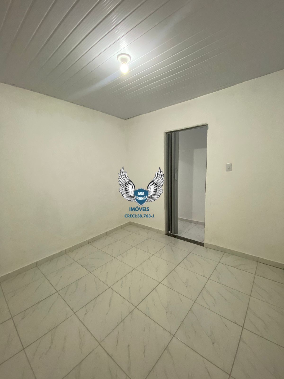 Casa térrea com edicula na cachoeirinha com 03 dormitórios, 02 vagas de garagem
