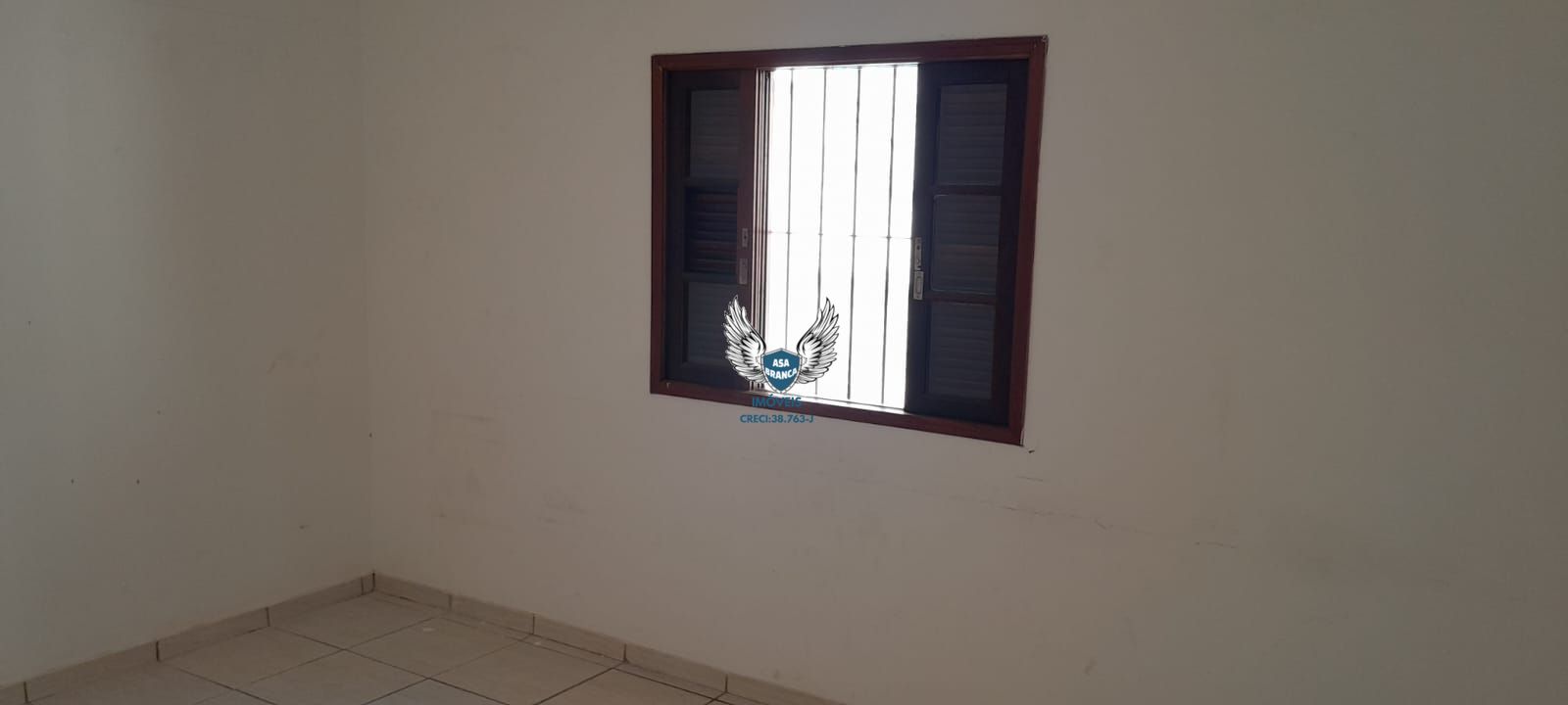Casa térrea com 03 dormitórios sendo 01 suíte e 03 vagas de 