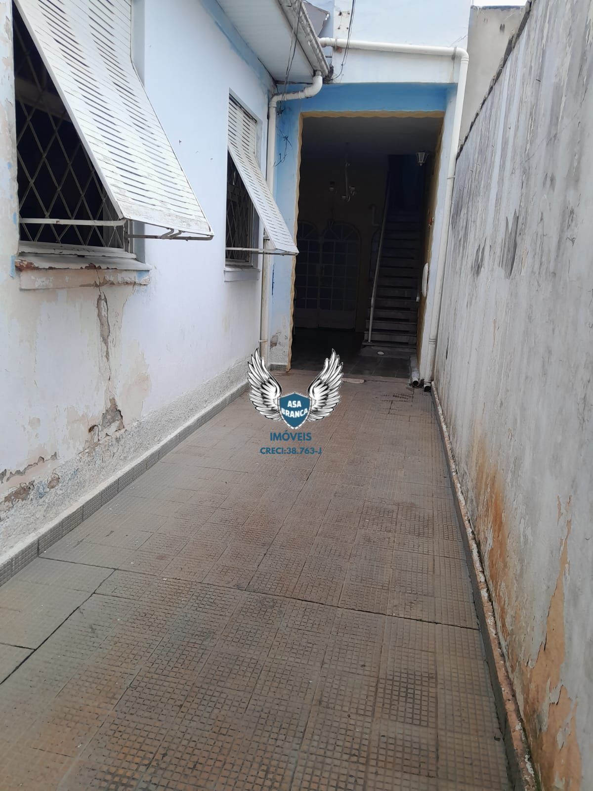 Casa térrea nos fundos na agua fria com 03 dormitórios e sem vaga de garagem