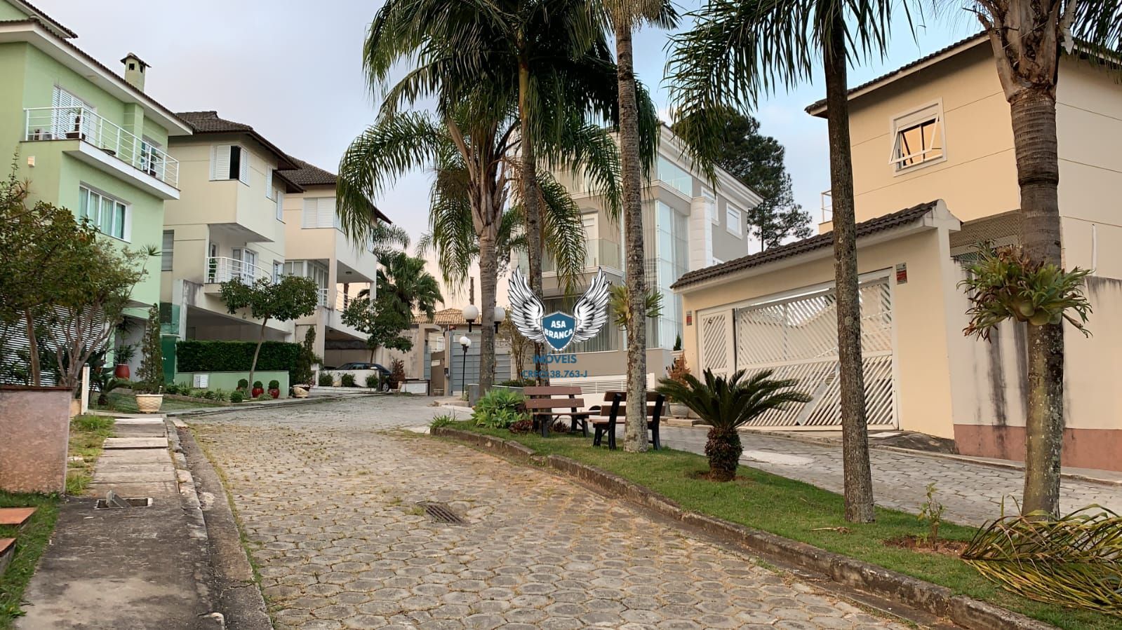 Sobrado de alto padrão em condomínio fechado com 04 suítes