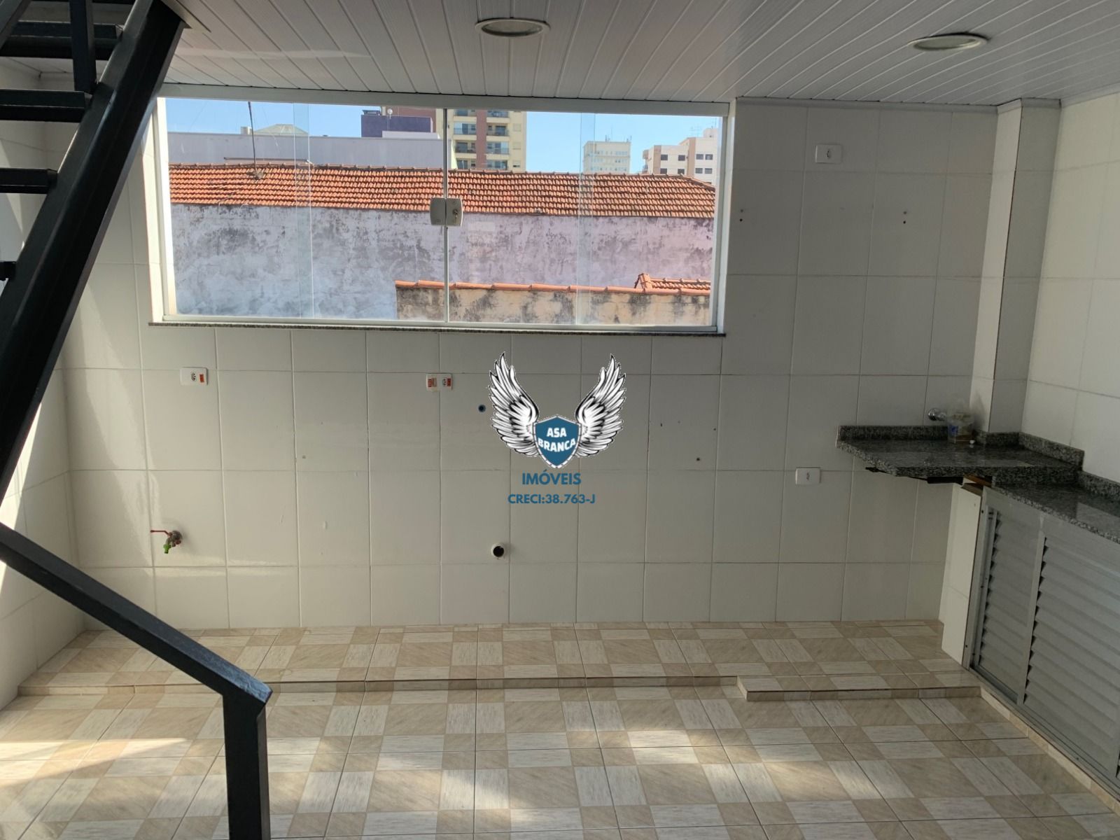 Galpão comercial com 7 salas e 6 banheiros com 720 m² tendo 