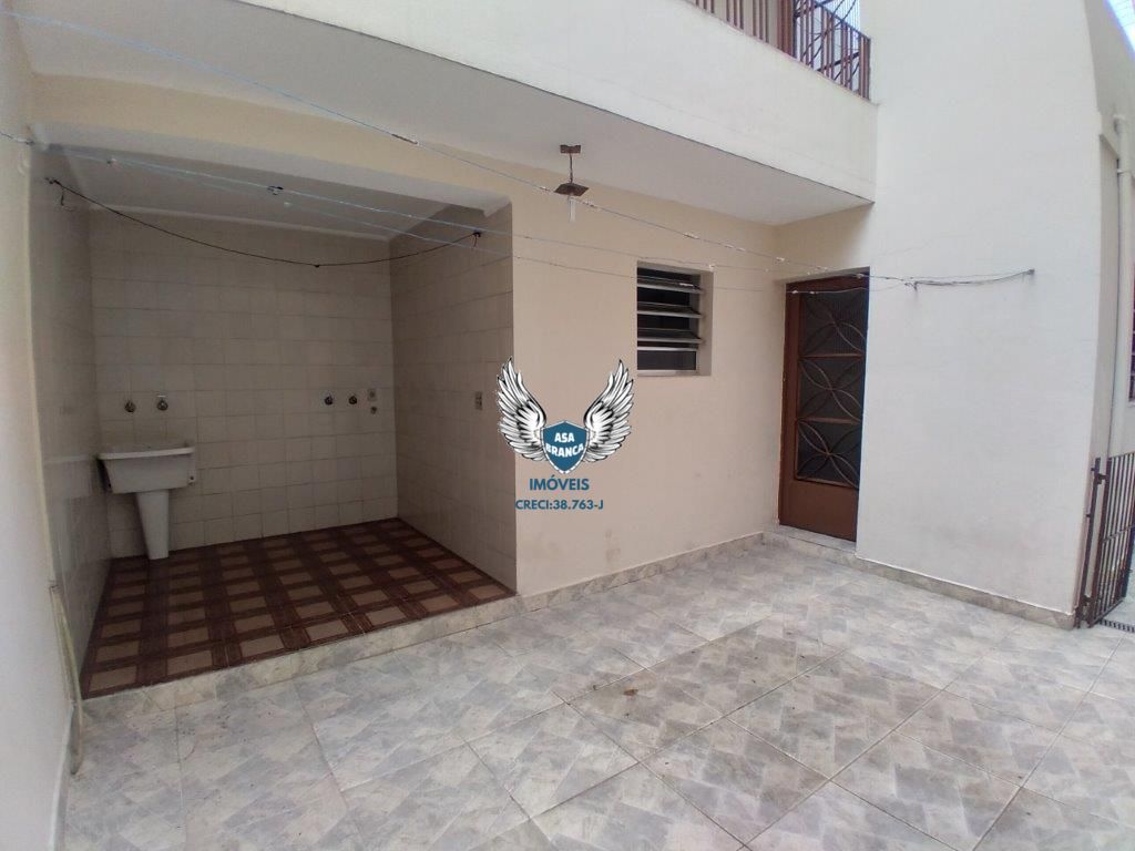 2 Dormitórios, Sala, Cozinha, WC, Lavanderia, Quintal - Excelente Localização