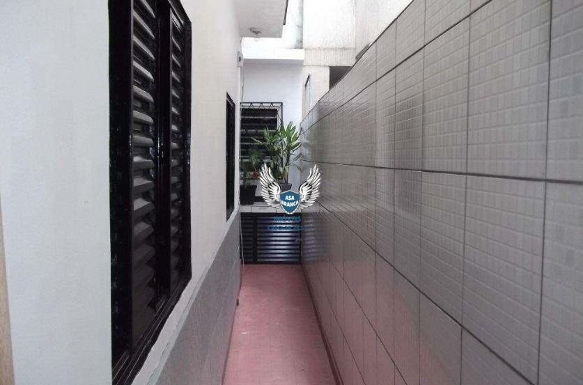 Sobrado em santana com 03 dormitórios possui 02 vagas de garagem, localizado à 0