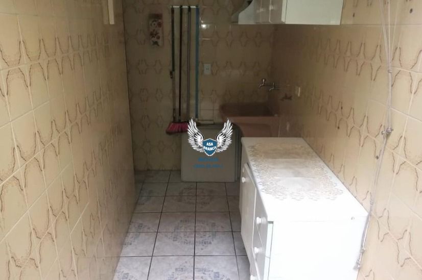 Sobrado no bairro santa terezinha possui 04 suítes, 02 vagas de garagem.