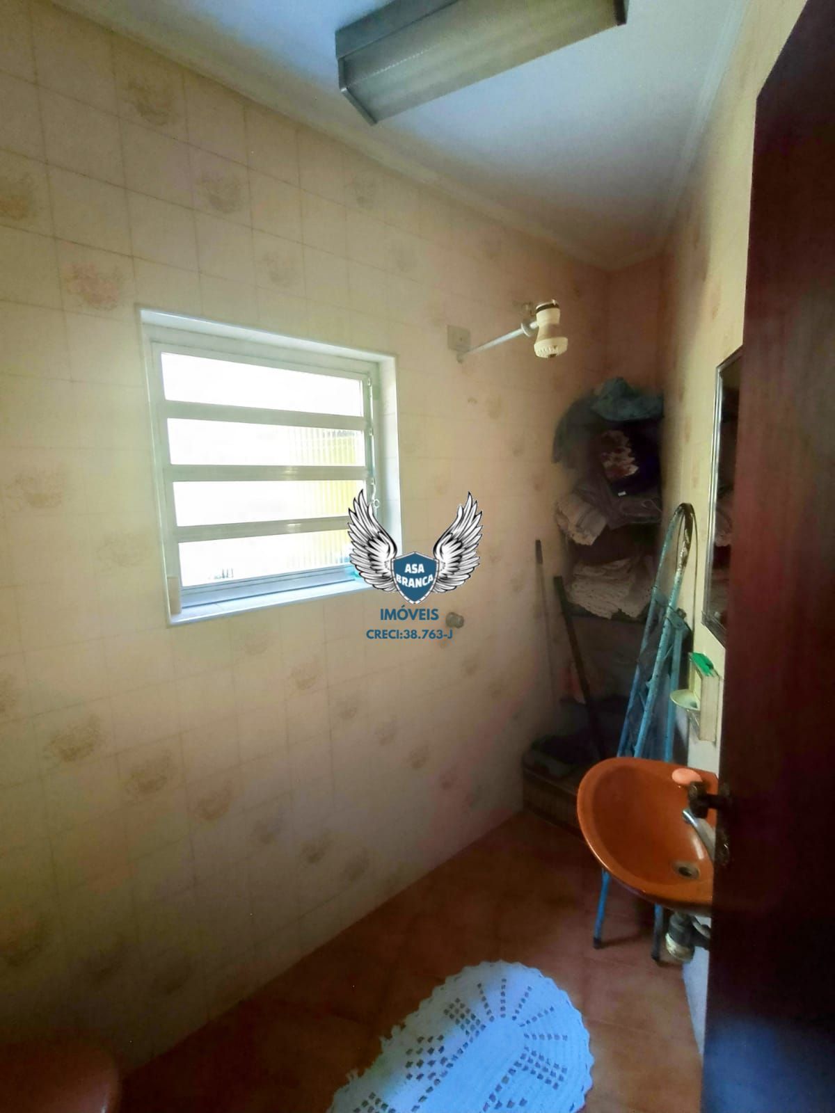 Excelente sobrado com 03 dormitórios, 01 suíte, garagem espaçosa , imóvel semi-m