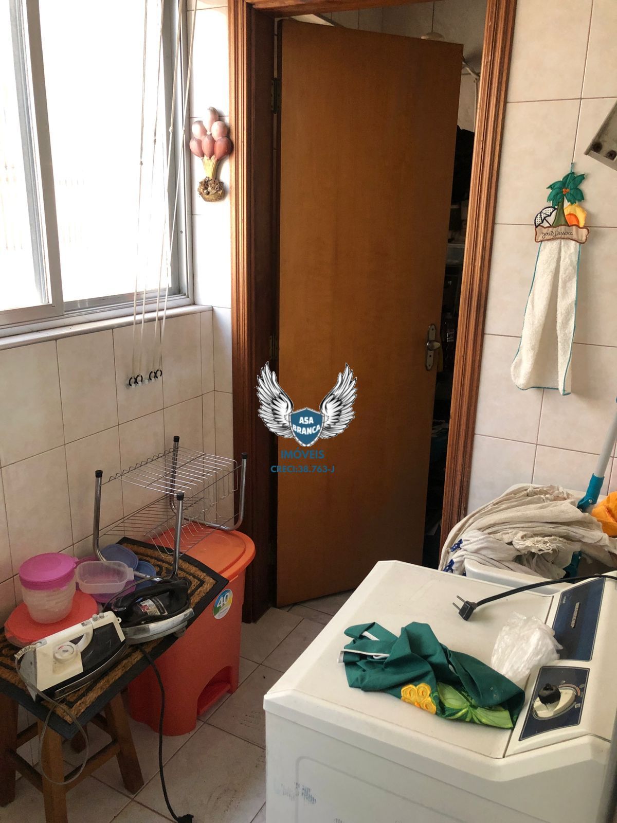 Apartamento com 02 dormitórios e 01 vaga de garagem, à 350 metros da parada ingl