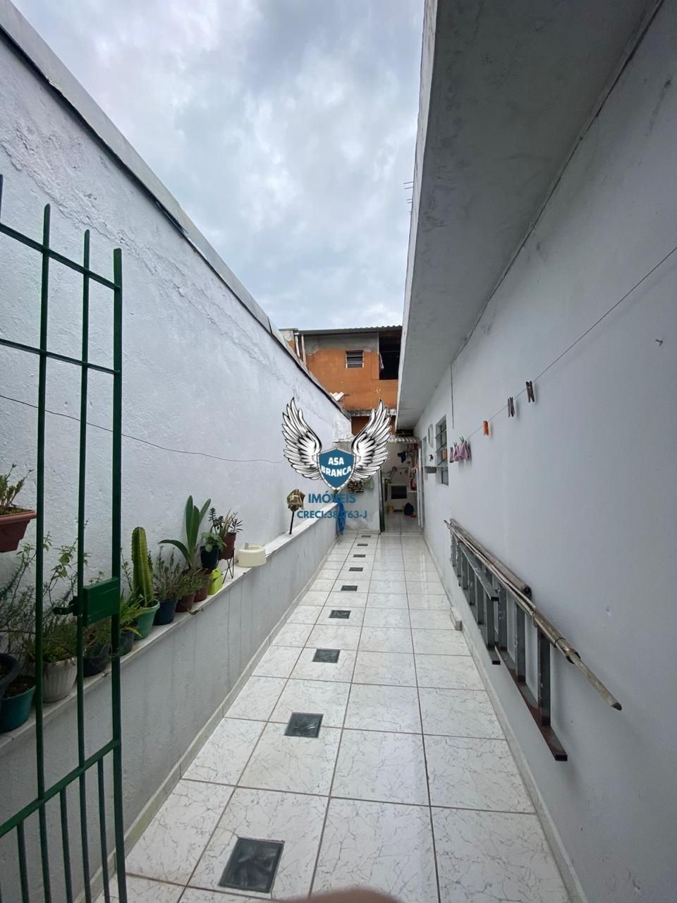 Sobrado com 03 dormitórios e 01 vaga de garagem