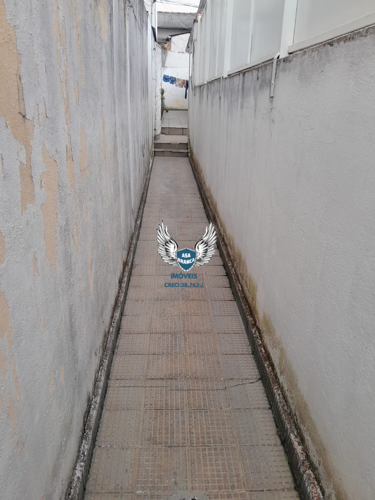 Casa térrea nos fundos na agua fria com 03 dormitórios e sem vaga de garagem
