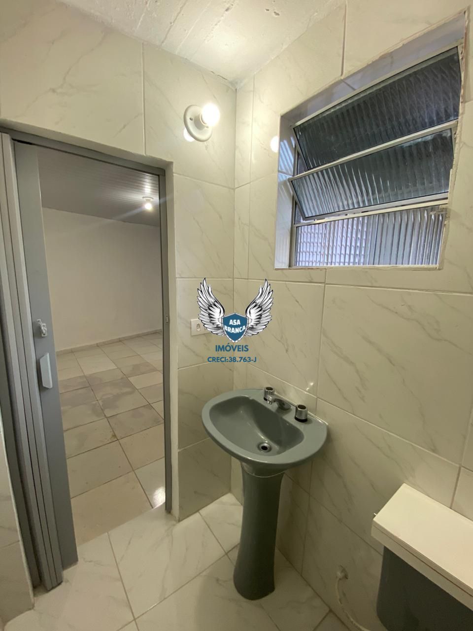 Casa térrea com edicula na cachoeirinha com 03 dormitórios, 02 vagas de garagem