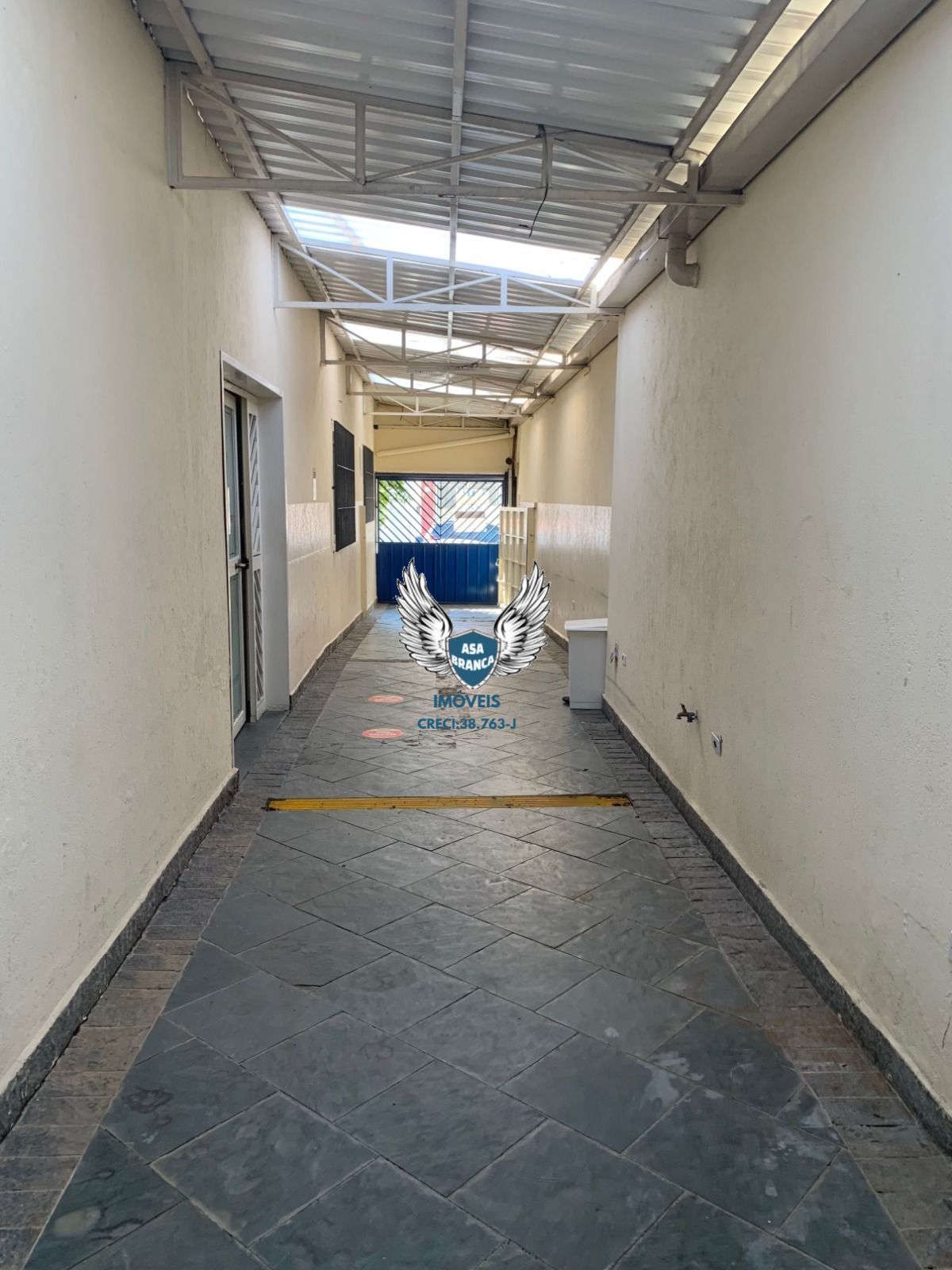Galpão comercial com 7 salas e 6 banheiros com 720 m² tendo 1.700 metros de