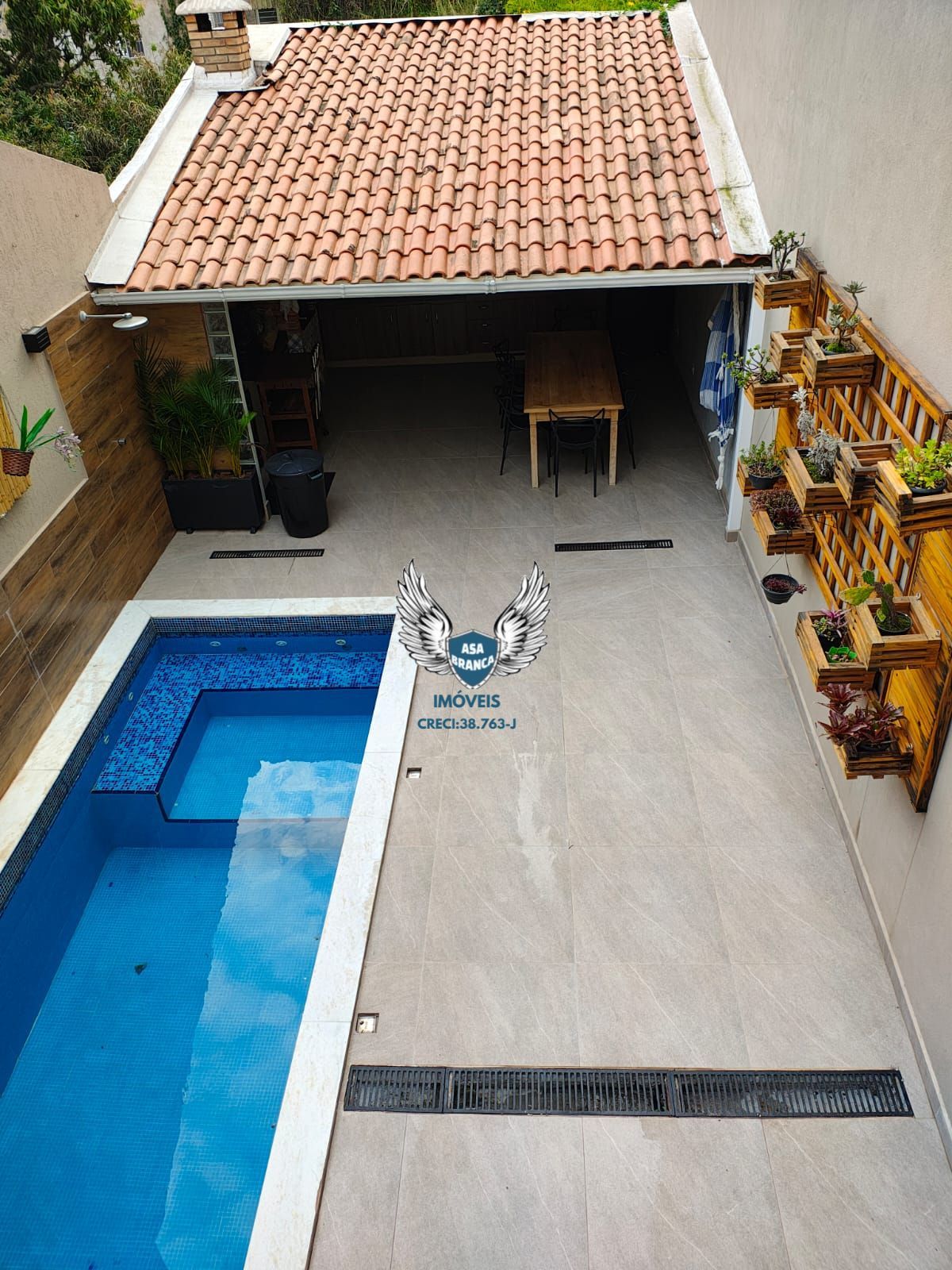 Sobrado no mandaqui com piscina e 03 dormitórios sendo 02 suítes e 02 vagas de g